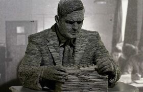 Alan Turing gilt heute als einer der einflussreichsten Theoretiker der frühen Computerentwicklung und Informatik. Er schuf einen großen Teil der Grundlagen für die moderne Informations- und Computertechnologie. Als richtungsweisend erwiesen sich auch seine Beiträge zur theoretischen Biologie. Das wohl wichtigste Kernstück seiner Arbeit war die Entwicklung des Berechenbarkeitsmodells der Turingmaschine –  eines der Fundamente der theoretischen Informatik. Während des Zweiten Weltkrieges entzifferte er maßgeblich die mit der Enigma verschlüsselten deutschen Funksprüche. Der Großteil seiner Arbeiten blieb nach Kriegsende jedoch unter Verschluss. Turing entwickelte 1953 eines der ersten Schachprogramme, das er mangels Hardware per Hand ausführte. Auf ihn geht der „Turing-Test“ zum Nachweis Künstlicher Intelligenz zurück. Heute wird nach ihm die bedeutendste Auszeichnung der Informatik benannt, der „Turing Award“. Im Gerichtsprozess um einen Einbruch in sein Haus wurde seine – damals strafbare – Homosexualität bekannt. Er musste sich, als Alternative zu einer Gefängnisstrafe, einer Hormontherapie unterziehen. Mit 41 Jahren nahm er sich das Leben. 2009 entschuldigte sich der britische Premierminister Gordon Brown für Turings Behandlung.