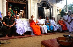 An keinem Ort ist die Hoffnung auf dauerhaften Frieden allgegenwärtiger als in Kataragama. Wenn in der Moschee von Kataragama, im Beisein Hunderter hinduistischer und muslimischer Pilger, des buddhistischen Klerus, hochrangiger Vertreter von Staat, Militär und Religionsgemeinschaften, das Festival feierlich eröffnet wird, ist das ein starkes Zeichen für den neuen Stellenwert kultureller Vielfalt in Sri Lanka.