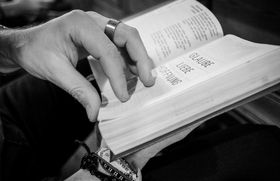 Der Advent ist nicht nur die Zeit des Nachdenkens und Besinnens.
Auch eine Menge U-Boot-Christen tauchen auf einmal wieder auf. U-Boot-Christen, das sind die Menschen, die zwar einer christlichen Kirche angehören, sich aber das ganze Jahr über nicht mit dem Christentum, der Bibel oder der Kirche beschäftigen, zumeist nicht zum Gottesdienst gehen und sich auch nicht am Gemeindeleben beteiligen, jedoch regelmäßig an den so genannten großen Feiertagen, wie zum Beispiel Weihnachten, dann doch den Gottesdienst besuchen. Fraglich ist, was diese von der Kirche erwarten. Brauchtum, ein wenig Sentimentailät oder doch mehr? Sicher ist nur, dass die Gruppe der "364 Tage Nicht-Kirchengänger" stetig wächst.