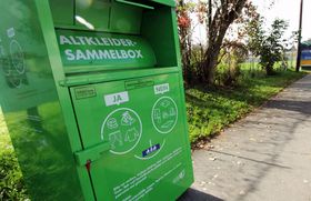 Mehr als 750 000 Tonnen Textilien, etwa 1,5 Milliarden Kleidungsstücke, spenden die Deutschen jedes Jahr. Denn ihnen wird immer bewusster, dass Armut nicht mehr nur auf fernen Kontinenten, sondern auch direkt vor der Haustür wartet. Karitative Organisationen klagen jedoch, dass ihre Sammelmenge sinkt. Der Grund: Immer mehr illegale Kleidersammler stellen Container auf und sammeln an der Haustür – zulasten der legalen Sammlungen. Da viele Menschen im In- und Ausland auf Spenden angewiesen sind, ist sicheres Kleiderspenden heute besonders wichtig. Wer auf Nummer sicher gehen will und dabei nicht mal das Haus verlassen möchte, kann beispielsweise den Dienst PACKMEE nutzen. Man packt Kleidung und Schuhe, Brillen und selbst Hörgeräte in einen Karton – wie beim Koffer packen - und versendet ihn kostenfrei via DHL oder Hermes oder gibt sein Paket dem Paketzusteller einfach kostenlos mit. Das ist Hilfe, die ankommt. 