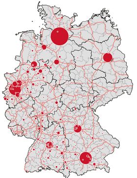 Auf der Karte sind die 500 umsatzstärksten in Deutschland ansässigen Familienunternehmen abgebildet. Ungeschlagen auf der Nummer eins befindet sich VW mit einem Jahresumsatz von über 197 Milliarden Euro – mit einigem Abstand dahinter reiht sich BMW ein (77 Milliarden Euro). Auf Platz drei folgt schließlich der erste Supermarkt-Riese, die Schwarz-Group mit 74 Milliarden Euro. Zur Gruppe gehören Lidl und Kaufland – sind es weltweit über 10.000 Filialen, wovon knapp 3800 in Deutschland existieren. Wer kann sich noch in die Reihe der illustren 500 einreihen? Mit dabei sind unter anderem auch Branchenriesen wie Bertelsmann, dm oder C&A. Aber auch Unternehmen, die einen seit der frühesten Kindheit begleitet haben: Klett, Ravensburger oder Faber-Castell. 