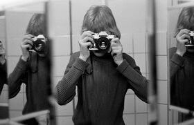 Der Oldie: 1977 - die gute alte Zeit, als man Selfies höchstens mit Schwarz-Weiß-Film und im heimischen Spiegel knipsen konnte. Die damals genutzt Chinon-Kamera konnte zwar nicht mit aktuellen Top-Modellen mithalten, war dafür aber besonders robust. Geschätzte Anzahl der Likes auf Instagram: 143.