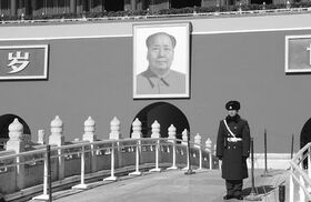 Diktator? Revolutionär? Einer der einflussreichsten Politiker des 20. Jahrhunderts? Viele Attribute lassen sich Mao-Tse Tung zuschreiben, der am 26. Dezember 1893 in Shaoshan geboren wurde. Von 1943 bis 1976 war er als Vorsitzender der Kommunistischen Partei Chinas der führende Politiker der Volksrepublik. Nach seiner Machtübernahme begann Chinas Veränderung von einem rückständigen agrarischen Feudalstaat zu einer politischen und wirtschaftlichen Großmacht. Trotzdem forderten seine radikalen Kampagnen und Programme den Tod von Millionen Menschen ein und zogen wesentliche wirtschaftliche Schäden, Verluste an kulturellem Erbe und verfehlte gesellschaftliche Strukturen nach sich. Laut westlicher Literatur starben während seiner Herrschaft ungefähr 44 bis 72 Millionen Menschen an den Auswirkungen politischer Kampagnen, diktatorischer Machtausübung und verfehlter Wirtschaftspolitik.