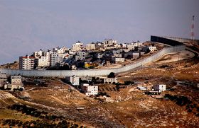 Auch eine andere Mauer Israels ist weltbekannt, jedoch kein Zeichen für die Religiosität des Landes, sondern für die erbarmungslosen Konflikte, die seit Jahrzehnten in der Region herrschen: Die 759 Kilometer lange israelische Sperranlage ist die Grenzlinie zwischen Israel und dem Westjordanland. Schon 1995 schlug der damalige Ministerpräsident Jitzchak Rabin vor, die Westbank mit einem Sicherheitszaun abzutrennen, um Anschläge im israelischen Kernland einzudämmen. Seitdem 2002 der erste Bauabschnitt der Grenze realisiert wurde, spricht die Allgemeine Israelische Sicherheitsbehörde „Shabak“ von einer „signifikanten Reduzierung“ von Selbstmordanschlägen. 2004 erklärte der Internationale Gerichtshof in einem von der UN-Vollversammlung in Auftrag gegebenen Gutachten, dass Israel mit dem Bau der Anlagen gegen Völkerrecht verstoße. Kritiker befürchten, dass der Grenzverlauf, der nicht der Waffenstillstandslinie von 1949 entspricht, einer künftigen Grenze eines souveränen Staates Palästina vorgreifen und Israel damit eine De-facto-Annexion palästinensischer Gebiete bezwecken könnte.