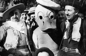 Meryl Streep rechnet ab. Ein bigotter Rassist, der antisemitische Seilschaften unterstützte, sei Walt Disney (rechts im Bild auf einer Argentinienreise) gewesen, sagte sie 2014 auf einer Preisverleihung. Tatsache ist: 1935 unternahmen Disney und sein Bruder Roy einen Europatrip, den der Franzose Didier Ghez in seinem Buch „Disney’s Grand Tour“ recherchiert hat. Im Jahr 1935 sind die Disneys auch in Deutschland angekommen. In einem Stück des amerikanischen Bühnenautors John J. Powers („Disney in Deutschland“) wird sogar ein Treffen mit Hitler selbst insinuiert. Hitler war ein ausgesprochener Disney-Fan, aber es gibt keine Belege, dass Disney einen Abstecher nach Berlin gemacht hätte, und auch in den Akten der Reichskanzlei ist kein Besuch des Amerikaners vermerkt.