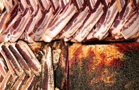 Pro Kopf werden in Deutschland durchschnittlich rund 60 Kilogramm Fleisch und Fleischwaren aller Art verzehrt. Rund zwei Drittel davon macht allein Schweinefleisch aus, etwa zwölf Kilogramm entfallen auf Geflügel und etwa 10 Kilogramm auf Rind- und Kalbfleisch. Während sich der gesamte Fleischkonsum in den vergangenen Jahren relativ stabil entwickelt hat, ist eine Verschiebung von Schweinefleisch hin zu Rind- und Geflügelfleisch zu beobachten. Die für den Verbraucher wichtigsten Segmente im Fleisch- und Wurstwarenbereich stellen abgepackte Wurst (SB-Wurst), Frischwurst und -fleisch von der Theke sowie abgepacktes Fleisch dar. [Text: Redaktion]
