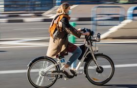 Die Mobilitätswirtschaft ist eine der Branchen, die von der Corona-Krise am stärksten betroffen sind. Ein großer Teil der Menschen in Deutschland wird sein Mobilitätsverhalten auch nach der Krise dauerhaft verändern. Wie, darin gibt eine aktuelle Studie der Unternehmensberatung PwC Einblick, in der ein Teil der deutschen Bevölkerung repräsentativ befragt wurde. Ein Ergebnis: Der Trend zum Fahrrad wird anhalten. 32 Prozent der Befragten wollen auch nach der Krise häufiger das Fahrrad für den Weg zur Arbeit nutzen. 27 Prozent gaben das auch für Freizeit, Einkäufe und Erledigungen an. Zudem will fast die Hälfte (44 Prozent) der Umfrageteilnehmer auch nach der Pandemie weniger in den Urlaub fahren. Noch stärker macht sich das Coronavirus bei Dienstreisen bemerkbar: Mehr als 6 von 10 Befragte (61 Prozent) wollen sie dauerhaft reduzieren.