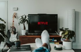 Der Fernseher ist noch „der alte“, doch die Inhalte sind längst nicht mehr die klassischen TV-Sender. Denn rund 29 Prozent der Deutschen nutzen mittlerweile Streamingdienste wie Netflix, DAZN, Sky und Co. mindestens einmal die Woche. 13 Prozent der Bevölkerung tut das sogar täglich. Neben den beliebten Streamingdiensten wie Netflix, Amazon Prime Video oder Disney Plus werden in Deutschland auch Mediatheken für den Konsum von Bewegtbildinhalten herangezogen. Die Mediatheken von ARD und ZDF sind dabei mit einer Gesamtreichweite von jeweils 48 Prozent am beliebtesten. Unter den kostenpflichtigen Streamingdiensten war Amazon Prime Video im Jahr 2017 noch der Favorit der Deutschen. Mittlerweile teilt sich hierzulande der Streamingdienst des E-Commerce-Riesen Amazon die Favoritenrolle mit Netflix: 40 beziehungsweise 33 Prozent der Gesamtreichweite entfallen auf die beiden Streaminganbieter.