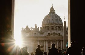 Raus aus der Kirche: Die Zahl der Austritte aus der katholischen Kirche in bayerischen Städten ist nach der Vorstellung des Münchener Missbrauchsgutachten vor etwa einem Monat explodiert. Das ist das Ergebnis einer Umfrage der Deutschen Presse-Agentur (dpa) unter mehreren Städten im Freistaat. In München verdoppelte sich die Zahl der Kirchenaustritte von 80 auf bis zu 160 pro Arbeitstag. Die Nachfrage sei dreimal so hoch wie Anfang des Jahres, schätzt ein Sprecher. Das Standesamt Nürnberg meldete zwischen dem Tag der Vorstellung des Missbrauchsgutachtens am 20. Januar und dem 14. Februar 617 Kirchenaustritte, davon 381 aus der katholischen Kirche. Im Vergleichsjahr 2020 hatte das Standesamt in diesem Zeitraum nur 200 Austritte aus der katholischen Kirche verzeichnet. In Ingolstadt erklärten 254 Personen ihren Austritt aus der Kirche – im selben Zeitraum des Vorjahres waren es 84. „Das Standesamt meldet eine weiterhin große Nachfrage nach Austrittsterminen“, so ein Sprecher der Stadt. Das am 20. Januar vorgestellte und vom Erzbistum München und Freising in Auftrag gegebene Gutachten der Anwaltskanzlei Westpfahl Spilker Wastl war zu dem Ergebnis gekommen, dass Fälle von sexuellem Missbrauch in der Diözese über Jahrzehnte nicht angemessen behandelt worden waren.