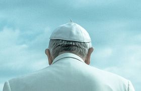 Als Reaktion auf die jüngsten Entwicklungen in der katholischen Kirch hat Papst Franziskus eine strenge Anwendung der Gesetzgebung im Kampf gegen Missbrauch befürwortet. „Die Kirche treibt mit der Hilfe Gottes die Verpflichtung voran, den Opfern von Missbrauch durch unsere Mitglieder gerecht zu werden, indem mit besonderer Aufmerksamkeit und Strenge die vorgesehene kanonische Gesetzgebung angewandt wird“, sagte das Oberhaupt der katholischen Kirche als Reaktion. Franziskus bezog sich nicht direkt auf das Gutachten der Anwaltskanzlei Westpfahl Spilker Wastl, der Vatikan teilte aber mit, das Gutachten genau studieren zu wollen. Darin wird auch der emeritierte Papst Benedikt XVI. mit vier Fällen von Fehlverhalten im Umgang mit Missbrauchsfällen in seiner Zeit als Erzbischof in der Diözese belastet.