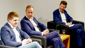 ZU-Alumnus Benedikt Paulowitsch (links) beklagt eine überbordende Bürokratie, daneben: Daniel Rapp (m.) und Ulf Papenfuß (l.)