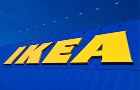 Klingende Namen wie "Billy", "Orrberg" oder "Birkeland", ein Sechskantschlüssel und eine illustrierte Aufbauanleitung: es gibt wohl nur wenige deutsche Haushalte, in denen kein Produkt des Schwedischen Möbelherstellers IKEA zu finden ist. Dabei revolutionierte das Unternehmen das klassische Geschäftsmodell eines Möbelhauses, indem ein Teil des Herstellungsprozesses an den Kunden ausgelagert wurde. Bei der Abholung kompakt und damit platz- sowie kostensparend verpackt, werden die Produkte allesamt erst durch den Nutzer an ihrem Einsatzort aufgebaut. So vermeidet der Möbelfabrikant neben Liefer- und Montagekosten auch die Haftung für Schäden, die durch unsachgemäßen Transport entstehen. 