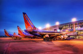 Ein Teil der Boeing 737-Flotte der Southwest Airlines am Flughafen Austin, Texas. Die amerikanische Fluggesellschaft war nach der Abschaffung von Strecken- und Preisregulierungen im Jahr 1978 der große Vorreiter in der Implementierung des Low-Cost-Geschäftsmodells. Eine einheitliche Flotte, kurze Umlaufzeiten an Flughäfen und ein geringes Serviceangebot ermöglichten ein niedriges Preisniveau. Schnell wurde das Geschäftsmodell auch in Europa nachgeahmt, etwa von der irischen Fluglinie Ryanair. Doch auch klassische Fluggesellschaften wie Air France oder Lufthansa weiten ihr Angebot im Niedrigpreissektor weiter aus.