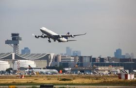 Ein Airbus 340-300 der Lufthansa beim Abheben in Frankfurt am Main. Für die Airline ist ist der Flughafen noch immer das wichtigste Drehkreuz, sie ist für den Großteil der jährlich 58 Millionen Fluggäste in "FRA" verantwortlich. Entsprechend schwerwiegend waren die Auswirkungen der teils spontanen Arbeitsniederlegungen in der Rhein-Main-Metropole.