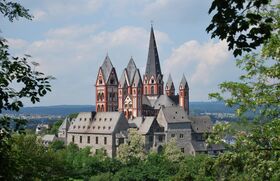 Der Hohe Dom zu Limburg - An der Lahn, zwischen Koblenz und Frankfurt, realisierte der umstrittene Bischof van Elst seine millionenschwere Residenz. 