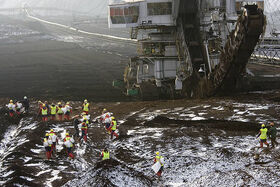 2008: Greenpeace-Aktivisten belagern mit der Aufforderung "Quit Coal" einen riesigen Tagebau in Polen.